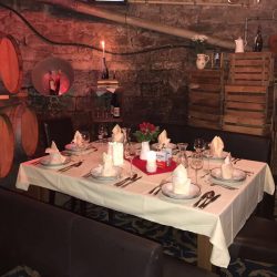 gedeckter Tisch im Weinkeller